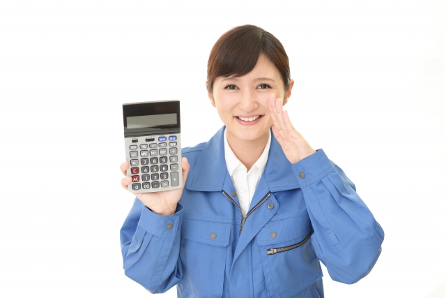 口コミ良好の鍵修理のまもるくんの料金について解説するスタッフ