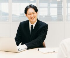 梅田でおすすめの質屋・買取業者を参考に来店した人