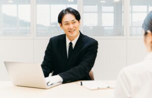 梅田でおすすめの質屋・買取業者を参考に来店した人