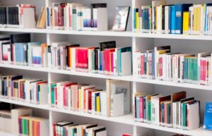 大量の本を処分する方法7選！売る・捨てるの基準や高価買取のコツも解説