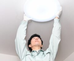 コンセントがない場所の天井に照明を付ける方法！種類別電気工事の有無を解説（アイキャッチ）