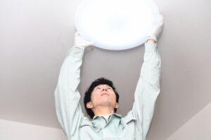 コンセントがない場所の天井に照明を付ける方法！種類別電気工事の有無を解説（アイキャッチ）