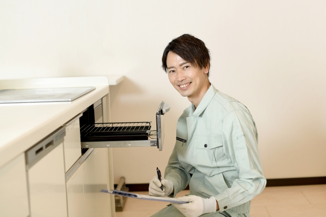 キッチンクリーニング業者が魚焼きグリルを掃除している様子