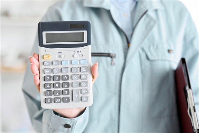 トイレのドアが外側から開かず業者に依頼した場合の費用を解説する作業員