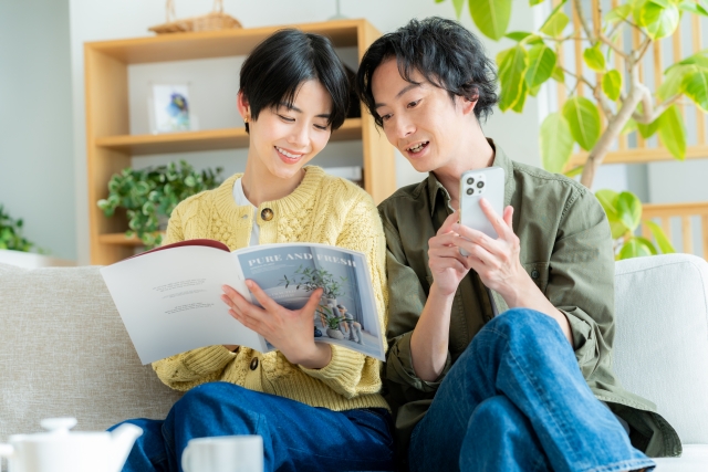 金魚の引っ越しについて確認する夫婦