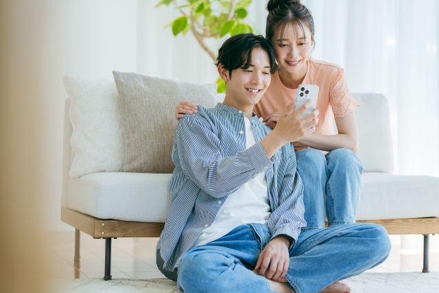 口コミ評判が高い鍵のかけつけ本舗を利用するカップル