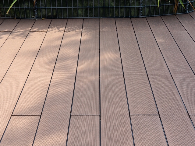 高圧洗浄機でキレイになったウッドデッキ
