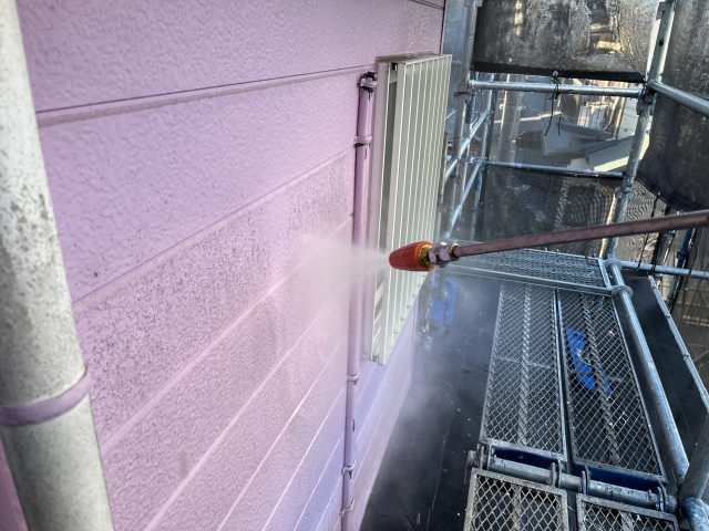 高圧洗浄機でキレイになっていく外壁