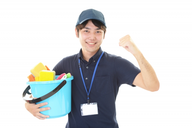 玄関の大掃除後についてコツを教える男性スタッフ