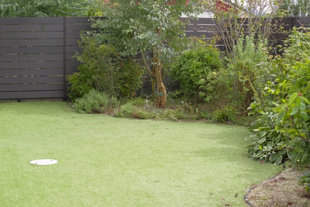 掃除していく人工芝の庭