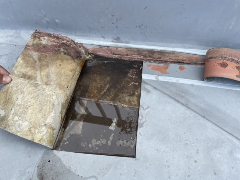 ベランダ下からの雨漏りの原因