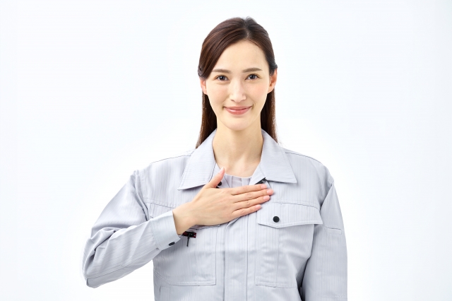 口コミを参考に鍵修理のまもるくんがおすすめな人を解説する女性