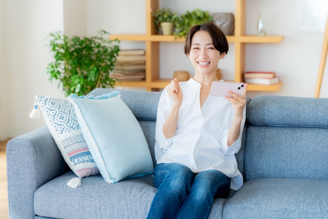 観葉植物の引っ越しについて調べる女性