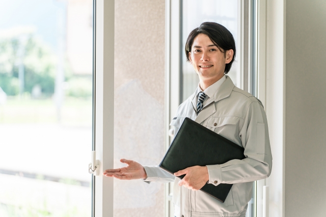 カギ110番の口コミ評判を説明する男性