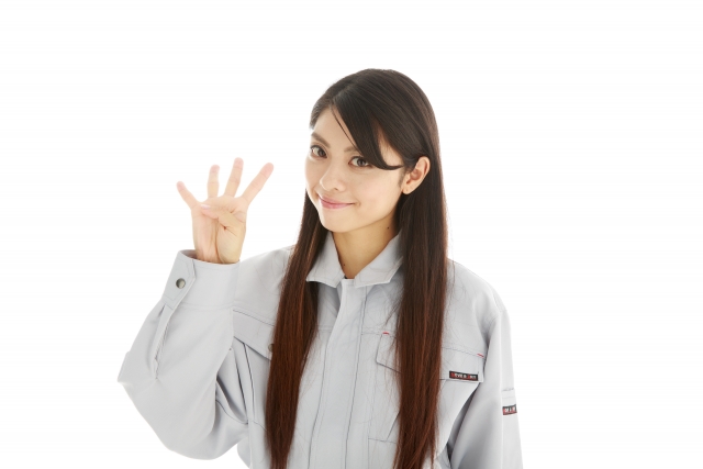 引っ越しでソファが入らない原因を解説する女性