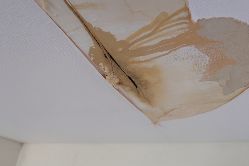 屋根の雨漏り修理費用をリサーチ