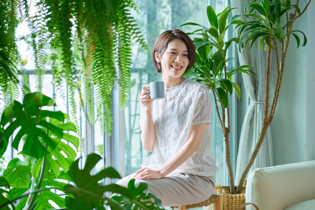 観葉植物の引っ越しについて調べる女性