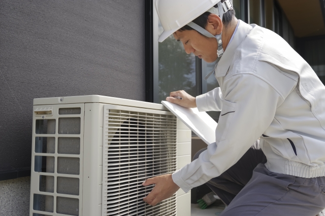 室外機が暖房中にうるさい原因は？危険な状態の見分け方と修理業者の探し方