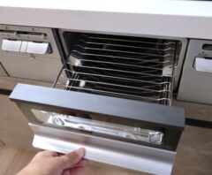 引き出し式の魚焼きグリルを開けて内部を確認している様子