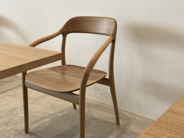 シンプルなデザインの木製ダイニングチェア