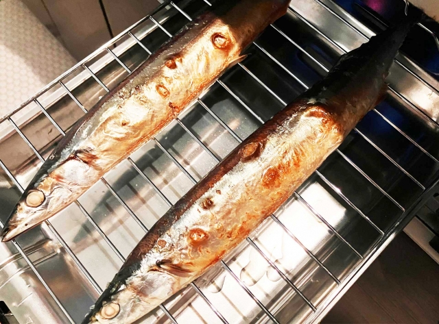 魚焼きグリルの網で魚を焼いている様子