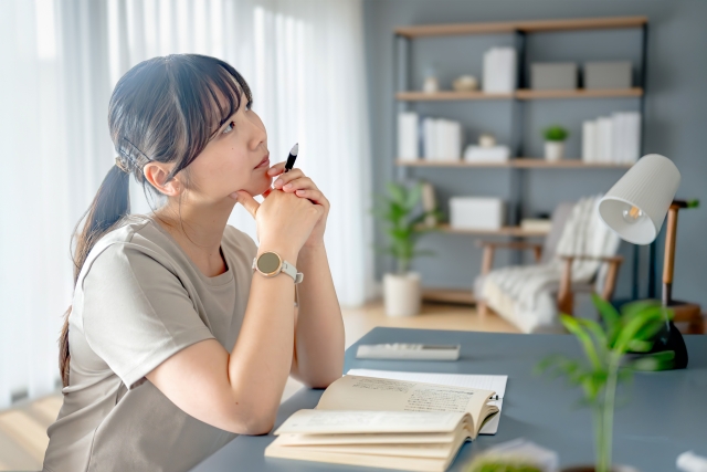 観葉植物の引っ越しについて調べる女性