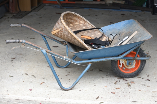 剪定で出た枝葉を一輪車に積んだ様子