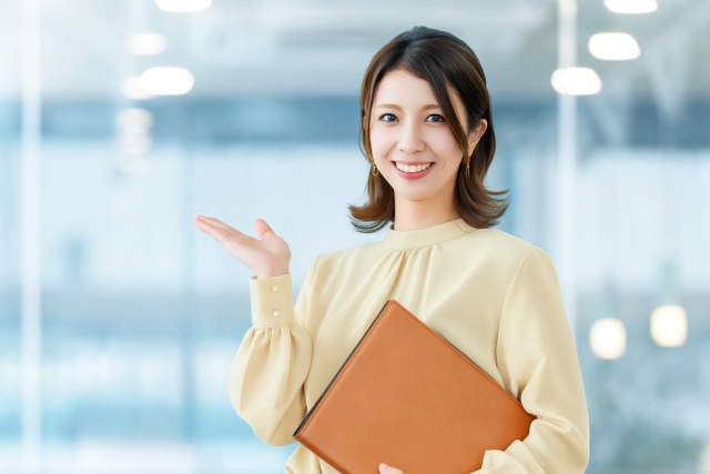 口コミ良好の鍵修理のまもるくんの会社概要を解説する女性