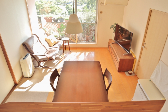 ダイニングテーブルと椅子が整然と配置された明るい室内