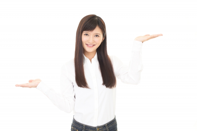 JCBギフトカード・商品券の換金率について解説する女性