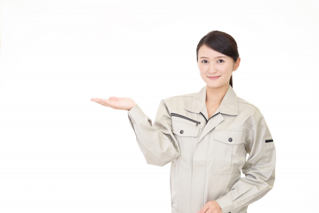 勝手口の防犯対策をする際の注意点を解説する作業員