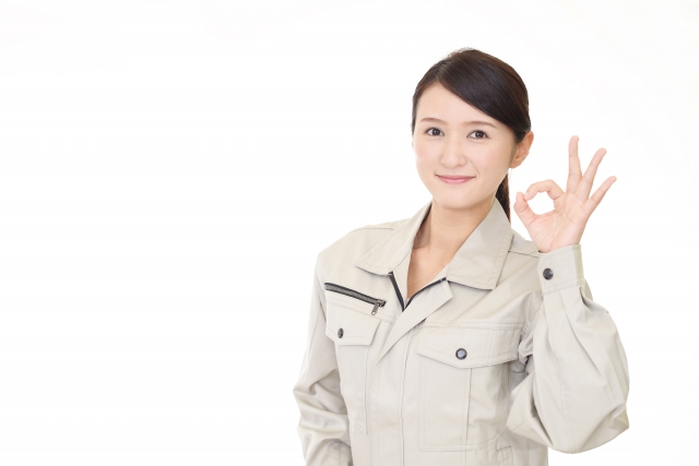 勝手口の防犯のために依頼する鍵専門業者を選ぶポイントを解説するスタッフ