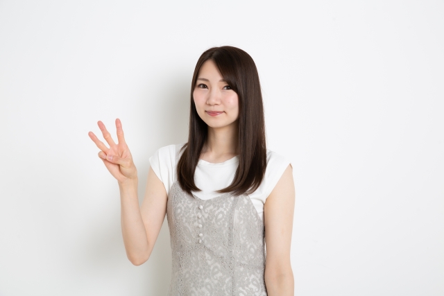 歌舞伎町でおすすめの質屋・買取業者を3社紹介する女性