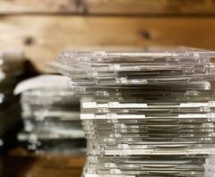 大量のCDをどう処分する？売る・捨てるの基準や高価買取のコツも
