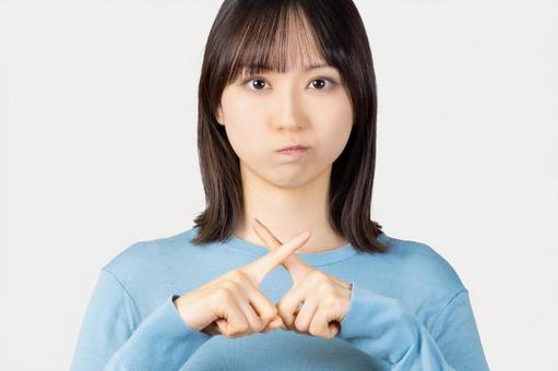 引っ越しで冷蔵庫が入らない原因を解説する女性