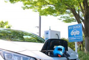 電気自動車（EV）充電でブレーカーが落ちる原因は？考えられるトラブルと対処法を解説（アイキャッチ）