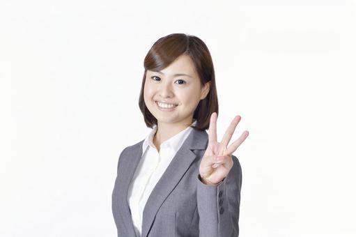 梅田でおすすめの質屋・買取業者を紹介する女性