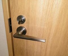 トイレのドアが外側から開かず困る人が撮影した画像