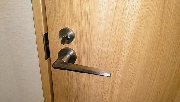 トイレのドアが外側から開かない!今すぐできる対処法・原因・安全な開け方を解説