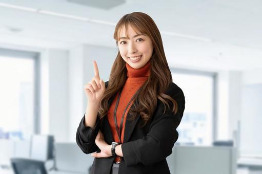 引っ越しでソファが入らない場合の最終手段を解説する女性