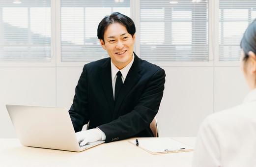 歌舞伎町でおすすめの質屋・買取業者の査定風景