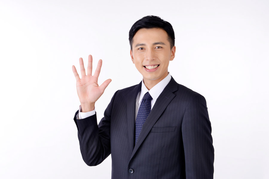 勝手口はDIY防犯では不十分である理由を5つ解説する男性