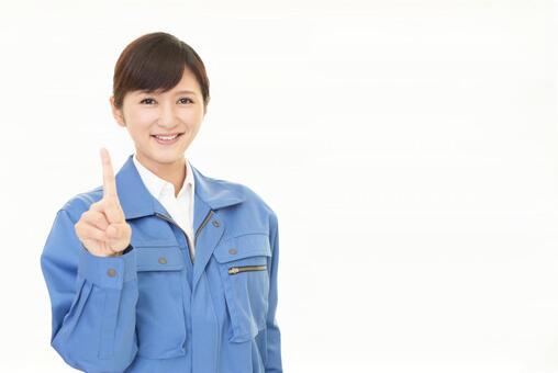 トイレのドアが外側から開かない際の対処法を解説する業者スタッ