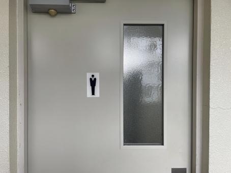 商業施設のトイレのドアが外側から開かない様子