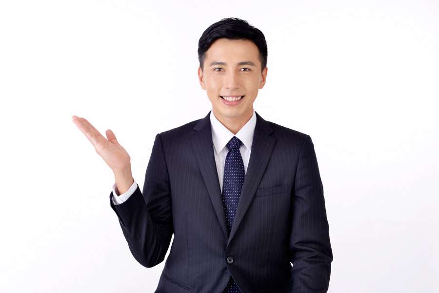 勝手口はDIY防犯だけでは不十分な理由を解説する男性