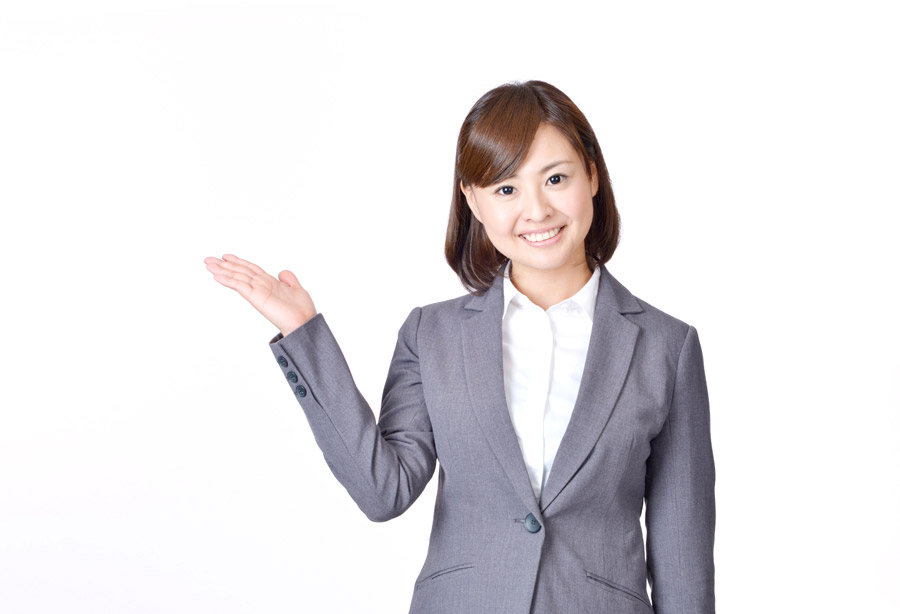 JCBギフトカード・商品券を換金する方法を解説する女性