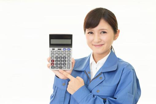 勝手口の防犯のための鍵対策の費用相場を解説する作業着の女性