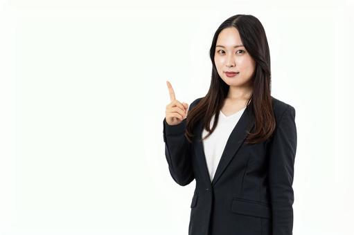 JCBギフトカード・商品券の高い換金率について解説する女性