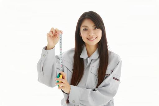 引っ越しでソファが入らない事態を防ぐための方法を解説する業者スタッ