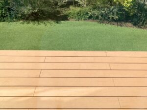 高圧洗浄すべきウッドデッキ